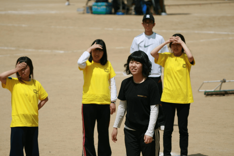 눈이 부셔요...(여학생들 피구경기 중)